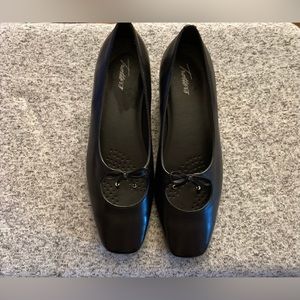 Women's Leather Upper Bow Atop Keyhole Flat Shoes EUC Sz 12